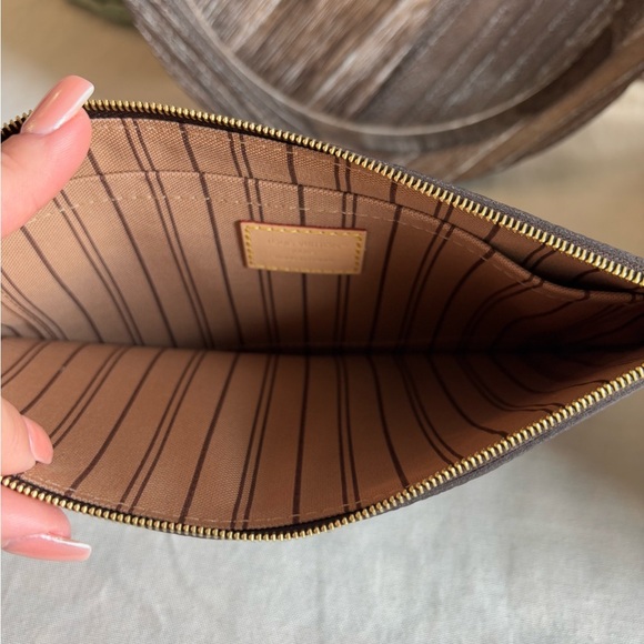 NEW Louis Vuitton Neverfull GM Monogram Pouch •Clutch • Authentic LV Bag - Picture 4 of 7